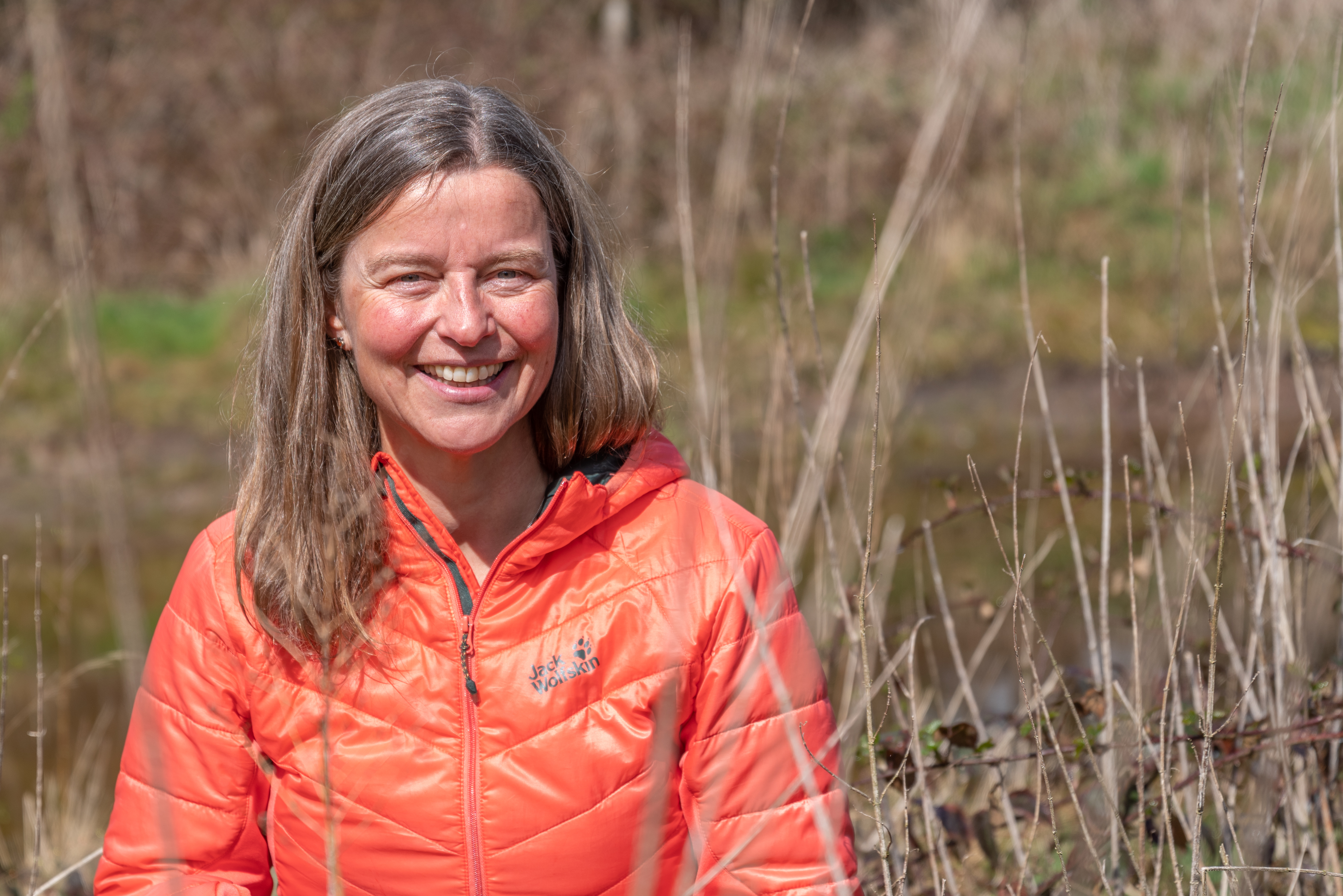 Brigitte in de natuur tijdens kernwaardenwandeling – reflectie en verbinding met jezelf