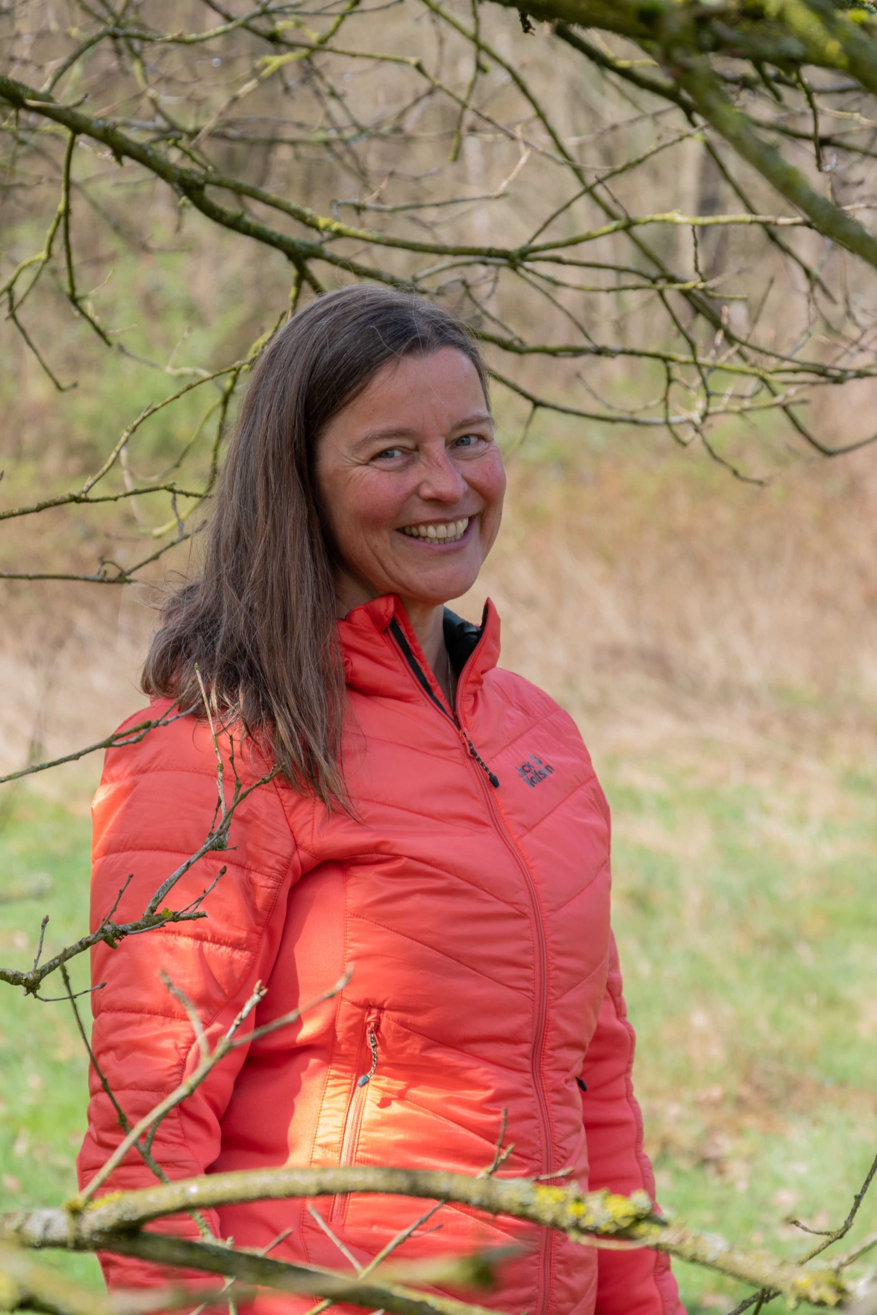 Brigitte in de natuur. Verbonden, open en in stilte aanwezig tijdens een stiltewandeling