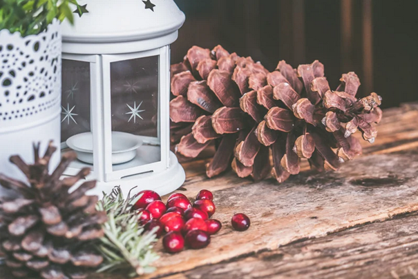 Dennenappels en lantaarn als symbool voor Yule seizoensviering