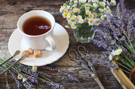 Kopje thee met kruiden op houten ondergrond