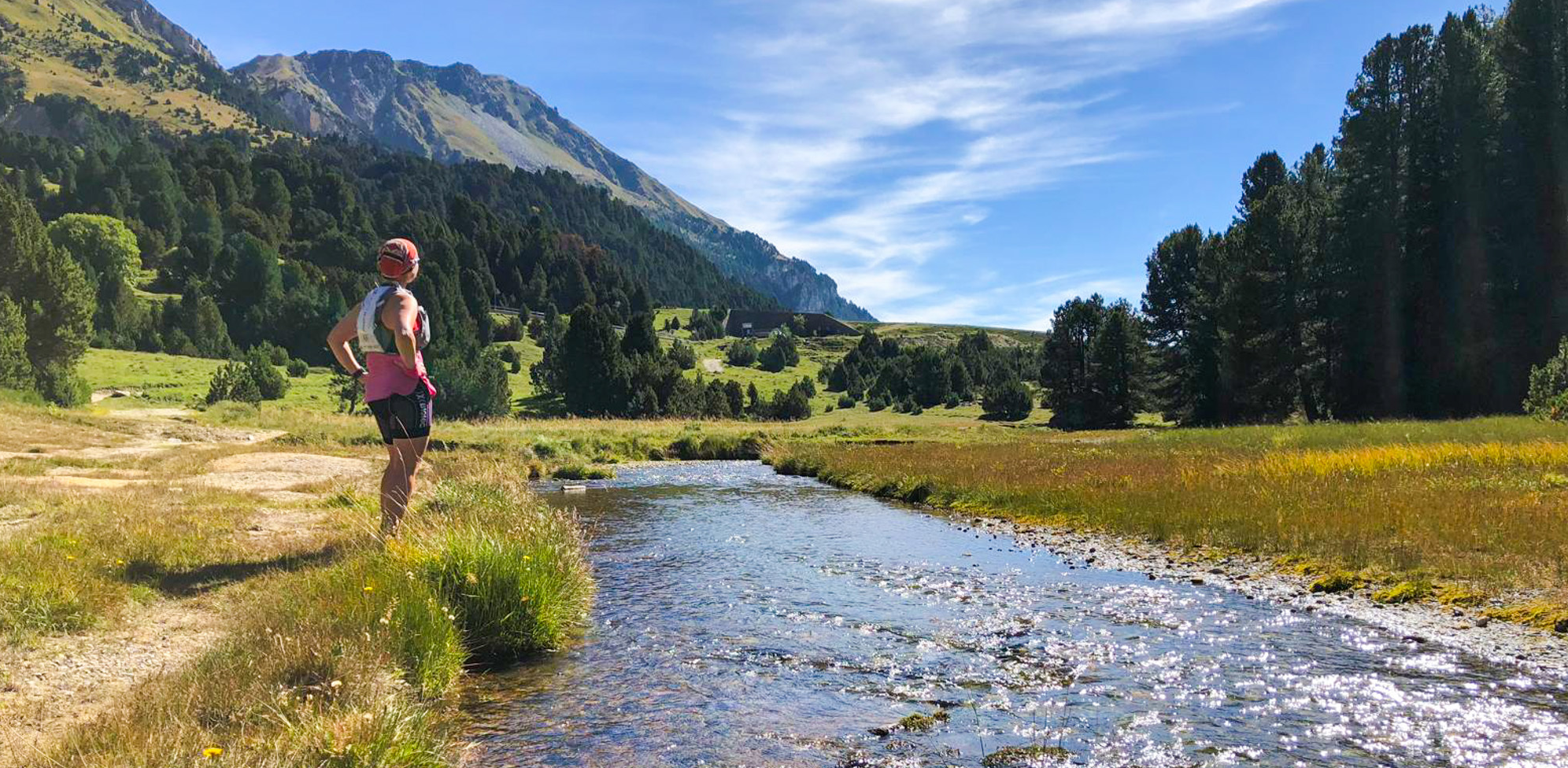 Uitzicht over rivier in Zwitserland – natuur als spiegel voor jouw pad en innerlijke beweging