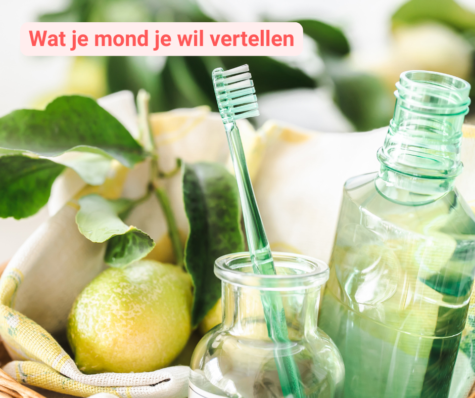 Natuurlijke mondverzorging – tandenborstel in glas, flesje met mondolie, citroen en groene bladeren