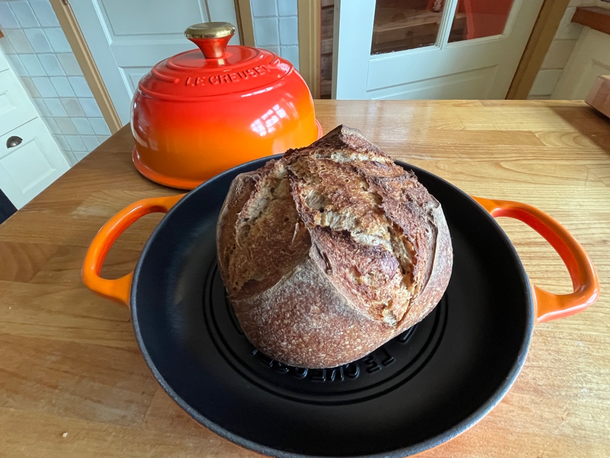 Zelfgebakken volkoren desembrood na lange fermentatie, net uit de oven